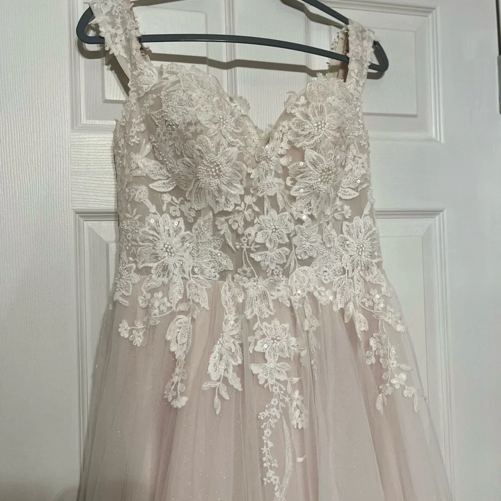 A contemporary white lace and tulle wedding dress with - Picture 5 of 14